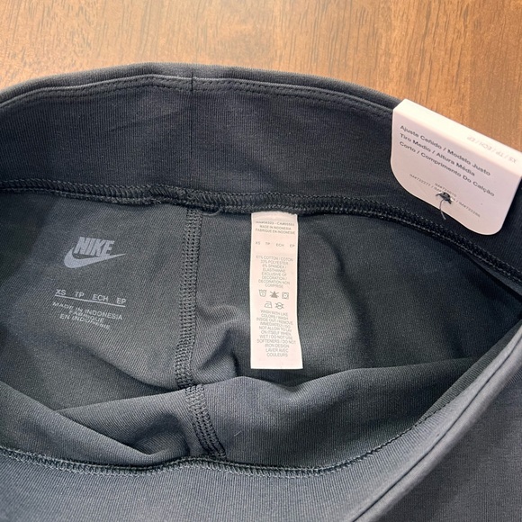 Nike Mid Rise Biker Shorts Black XS NWT Tight Fit Stretch Athletic Workout - Picture 2 of 5